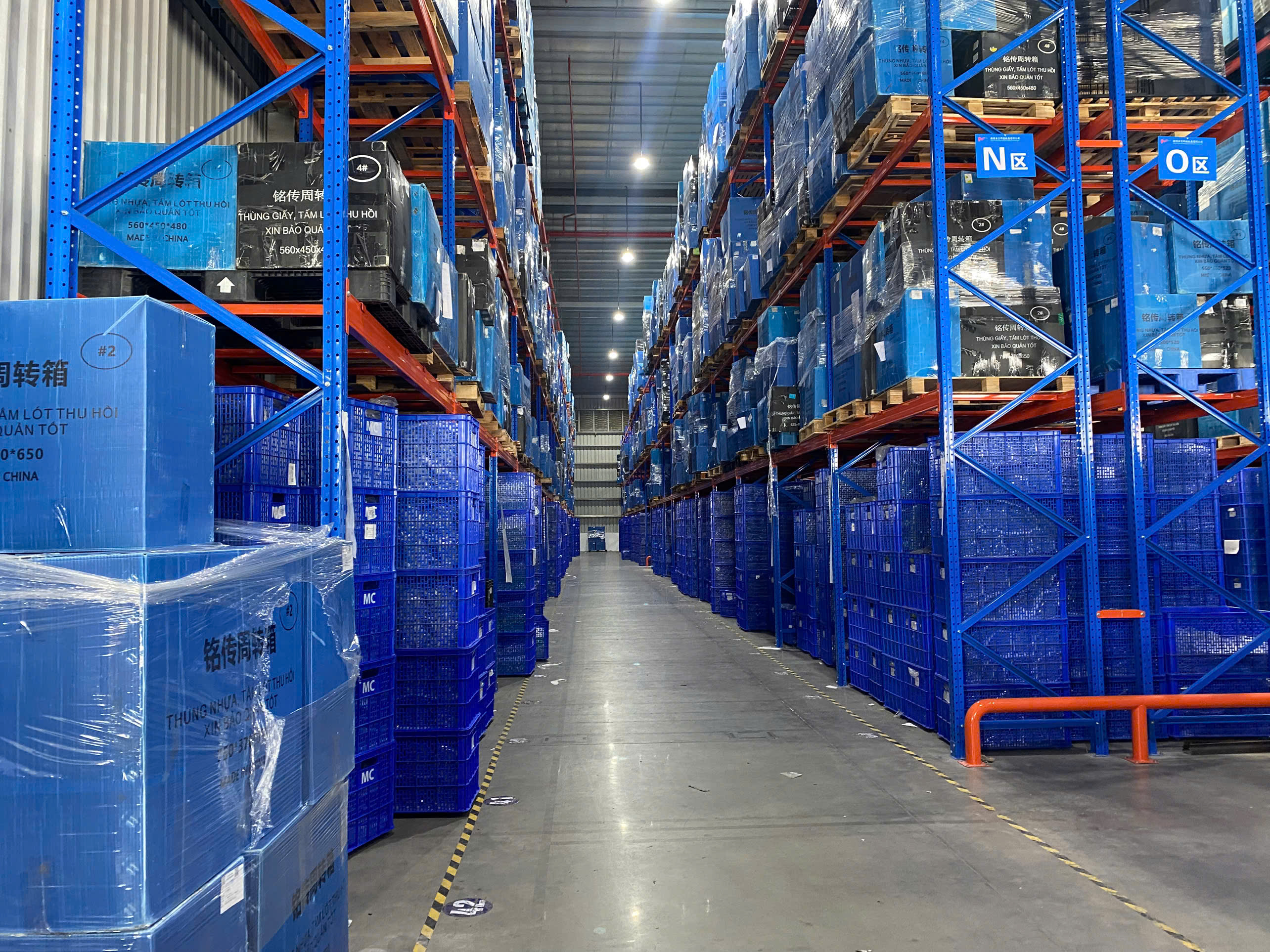 Large-scale finished goods warehouse with racking system.jpg